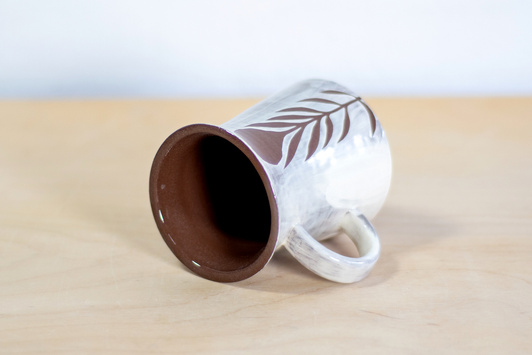 Kubek na kawę. Brązowo-Biały w kwiaty, wykonany ręcznie
