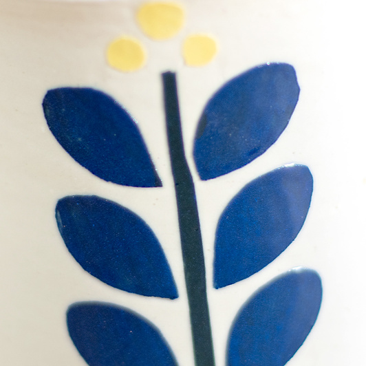 Kubek na kawę. Biały z granatowo-żółtym kwiatem