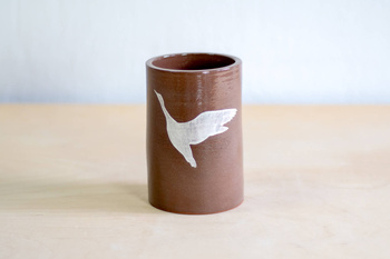 Wazon Brązowo-Biały dekorowany ręcznie wycinanką w gęsi