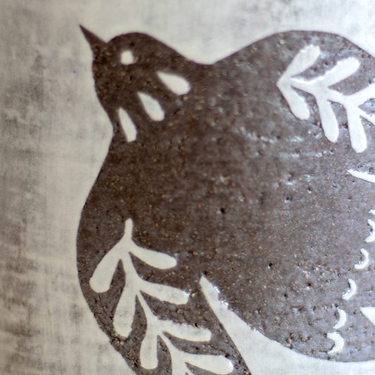 Wazon Bordowo-Biały dekorowany ręcznie wycinanką w ptaki