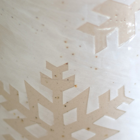 Wazon Kremowy w cętki z gwieździstymi dekoracjami