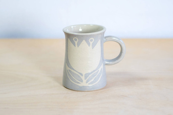 Kubek na kawę. Czarno-Szary w kwiaty