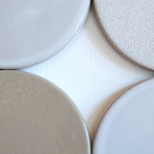 Dekoracja ceramiczna "8 Kół" Białe kombinacje