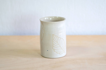 Wazon Biały dekorowany ręcznie wycinanką w liście