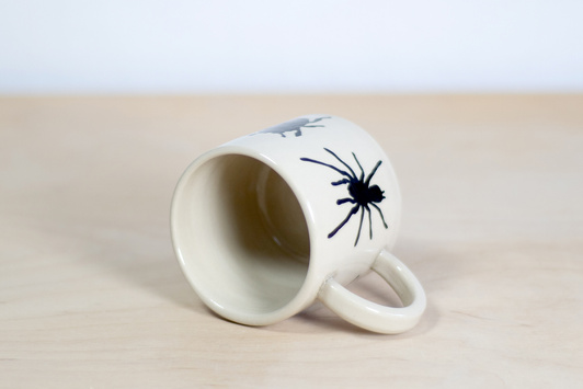 Kubek na kawę. Biało-Czarny w robale