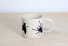 Kubek na kawę. Biało-Czarny w robale