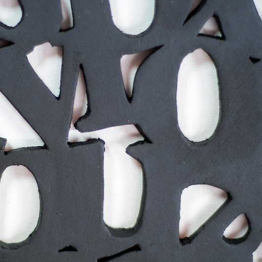 Dekoracja ceramiczna "Czarno-Literkowo"