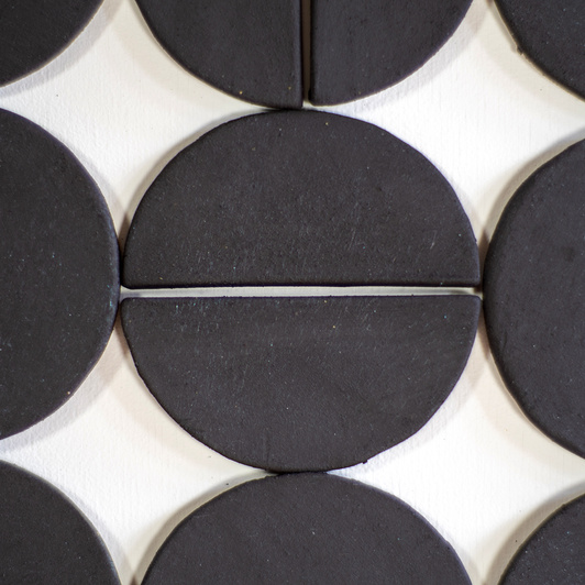 Dekoracja ceramiczna "Czarne kropki" Biały Kwadrat