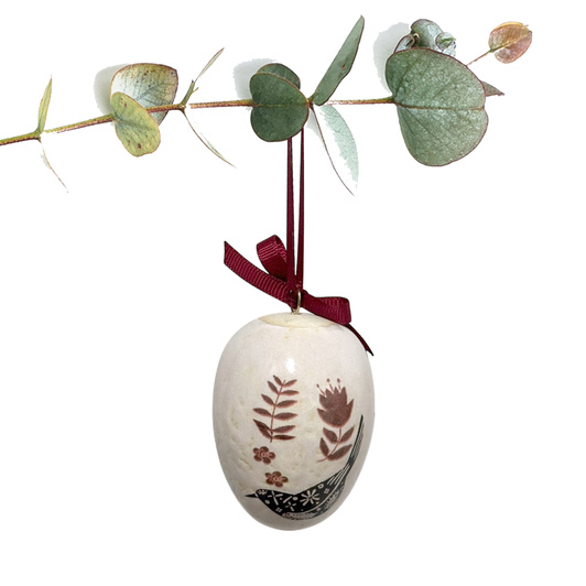 Jajko wielkanocne z bordową wstążeczką. Zając i ptaszek.