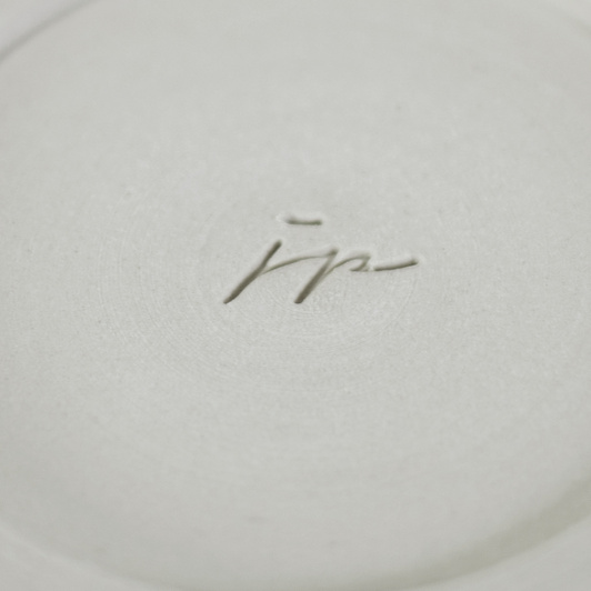 Wazonik mały, biały z dekoracyjnym tłoczonym deseniem