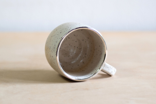 Kubek na kawę z platynowym rantem, wykonany ręcznie