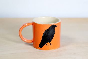 Kubek na kawę lub herbatę. Pomarańczowo-Biały z krukiem