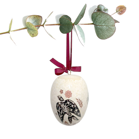 Jajko wielkanocne z bordową wstążeczką. Zając i ptaszek.