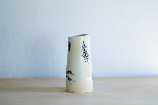 Wazon z tatuażami biały