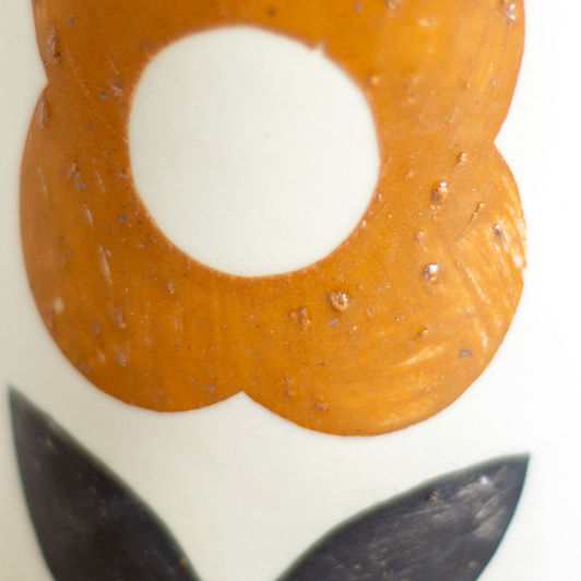 Kubek na kawę. Biały z kwiatem w kolorze ochry