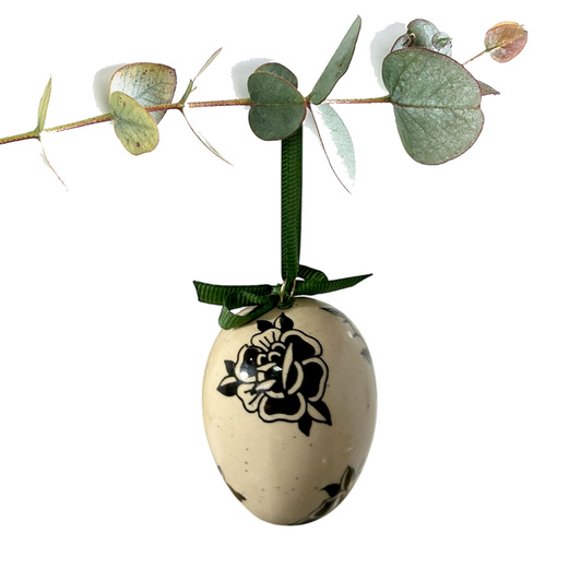 Jajko wielkanocne z zieloną wstążeczką. Kwiaty z tatuaży srebrzyste i czarne