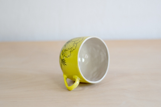 Filiżanka na kawę z tatuażami, żółta