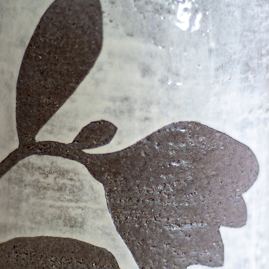 Wazon Czarno-Biały dekorowany ręcznie wycinanką w kwiaty