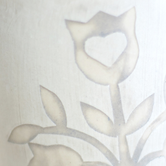 Wazon Biało-Szary dekorowany ręcznie wycinanką w kwiaty