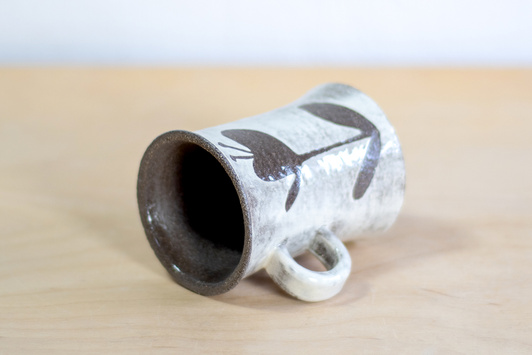 Kubek na kawę. Czarno-Biały w kwiaty, wykonany ręcznie