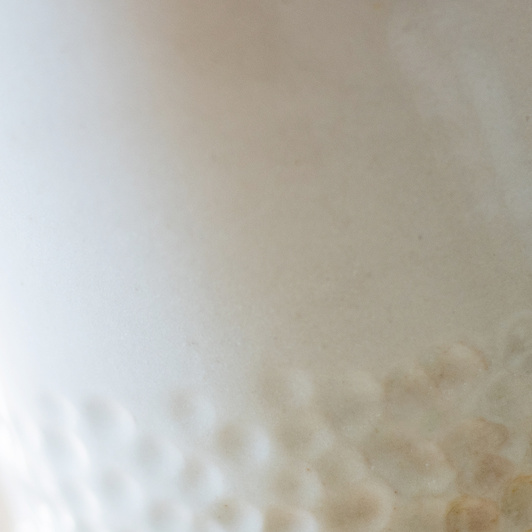 Kubek błyszczący biały z młoteczkowym detalem