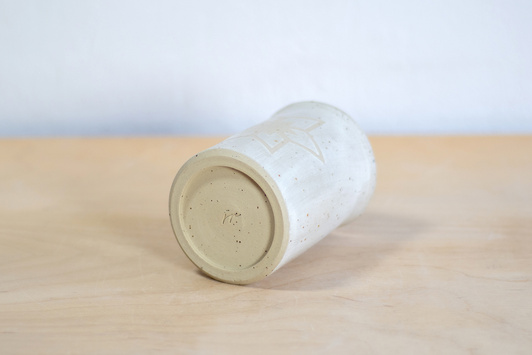 Wazon Kremowy w cętki dekorowany ręcznie wycinanką w gwiazdki