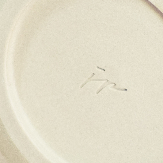 Kubek na kawę. Biały z koralowym dekorem