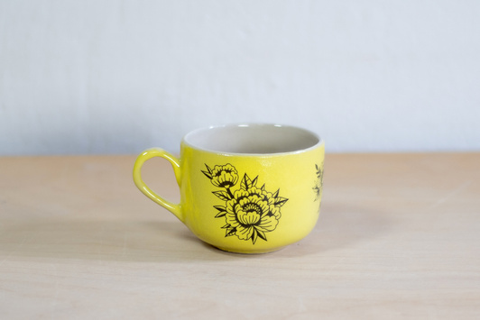 Filiżanka na kawę z tatuażami, żółta