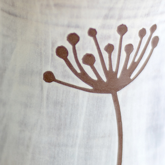 Kubek na kawę. Brązowo-Biały w kwiaty, wykonany ręcznie