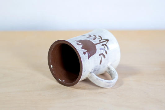 Kubek na kawę. Brązowo-Biały w kwiaty, wykonany ręcznie