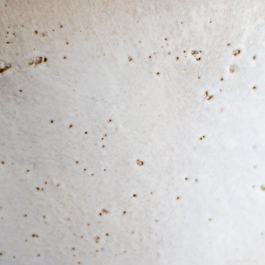 Osłonka na doniczkę biało-brązowa z małymi prążkami