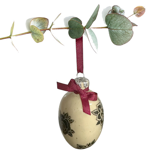 Jajko wielkanocne z bordową wstążeczką. Czarne kwiaty z tatuaży