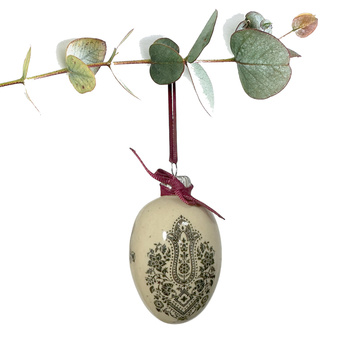 Jajko wielkanocne z bordową wstążeczką. Koronki z intensywnym deseniem