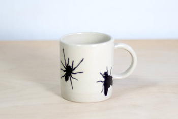 Kubek na kawę lub herbatę. Biało-Czarny w robale