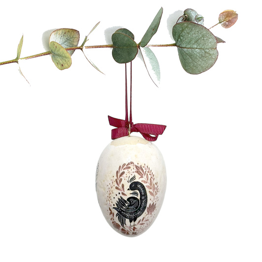 Jajko wielkanocne z bordową wstążeczką. Zając i ptaszek.