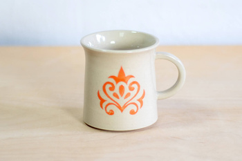 Kubek na kawę. Biały z koralowym dekorem