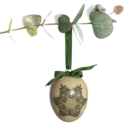 Jajko wielkanocne z zieloną wstążeczką. Koroneczki podłużne i okrągłe