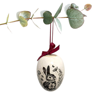 Jajko wielkanocne z bordową wstążeczką. Zając i ptaszek.