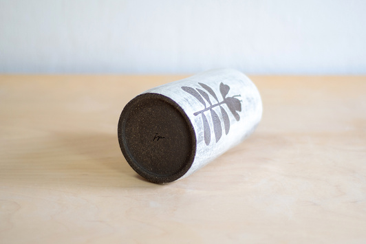 Wazon Czarno-Biały dekorowany ręcznie wycinanką w kwiaty