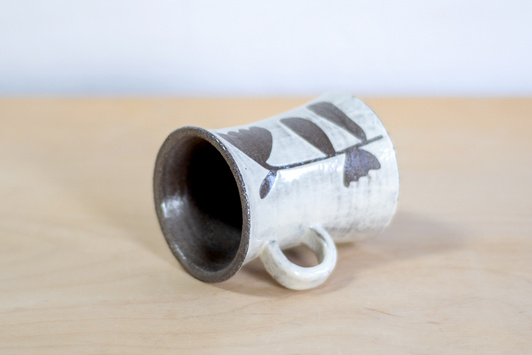 Kubek na kawę. Czarno-Biały w kwiaty, wykonany ręcznie