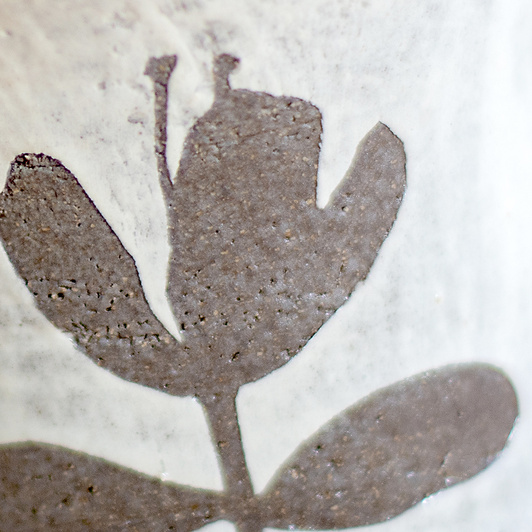 Kubek na kawę. Czarno-Biały w kwiaty, wykonany ręcznie