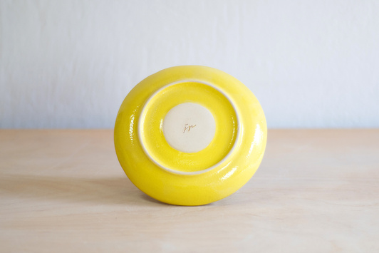 Spodeczek do dużej filiżanki z tatuażami, żółty