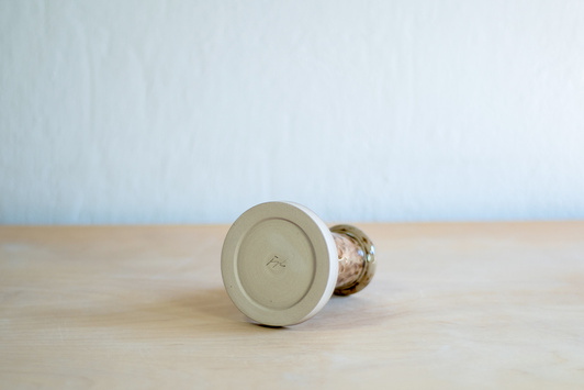 Świecznik orzechowy na średniej wielkości świecę