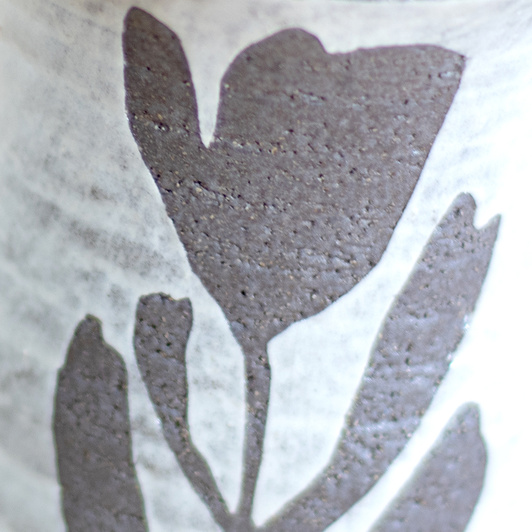 Kubek na kawę. Czarno-Biały w kwiaty, wykonany ręcznie