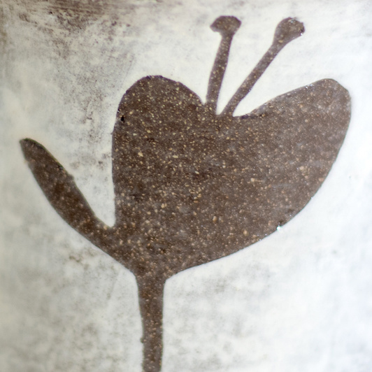 Kubek na kawę. Czarno-Biały w kwiaty, wykonany ręcznie