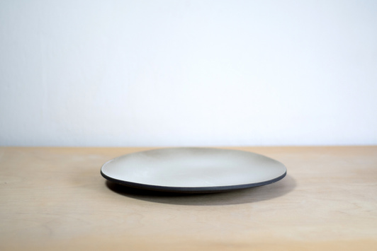 Talerz Czarny z białym matowym wykończeniem