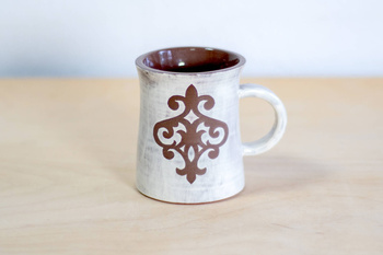 Kubek na kawę. Brązowo-Biały z ozdobnym dekorem, wykonany ręcznie