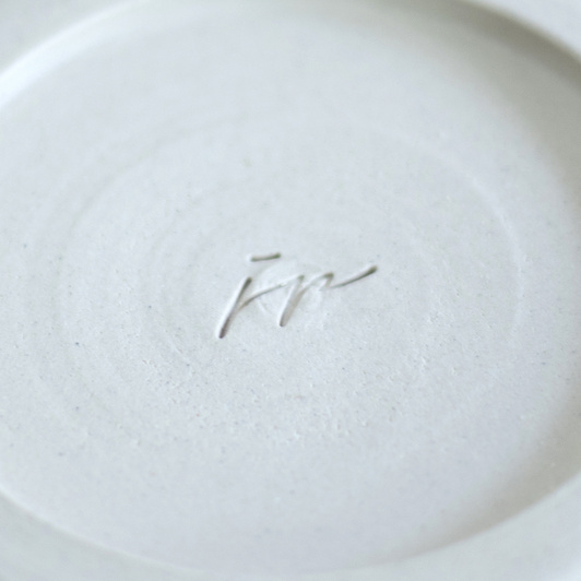 Wazon Biały dekorowany ręcznie wycinanką w liście