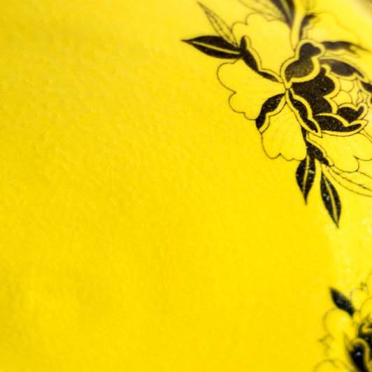 Spodeczek do dużej filiżanki z tatuażami, żółty