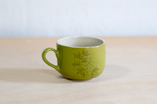 Filiżanka na kawę z tatuażami, zielona